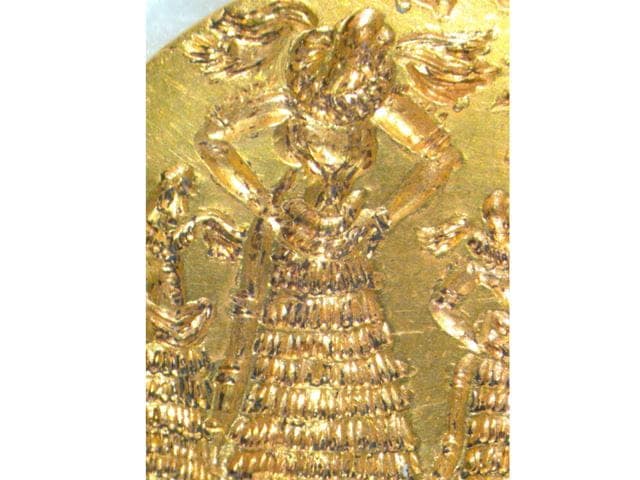 Mikroskop-Bild eines goldenen Siegelrings: Göttin in einer Anbetungsszene