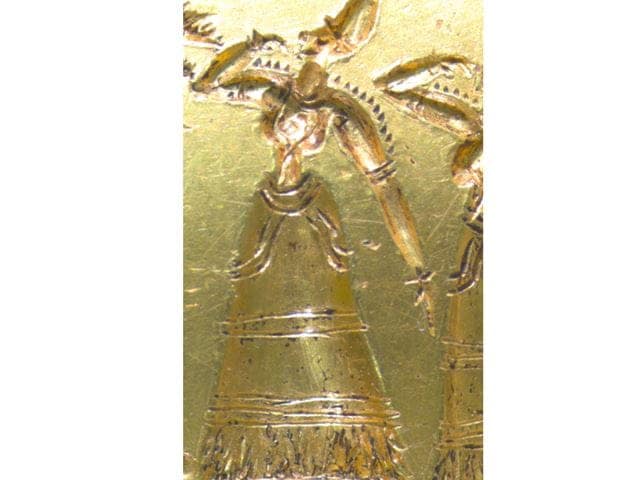 Mikroskop-Bild eines goldenen Siegelrings: Gläubige am Altar