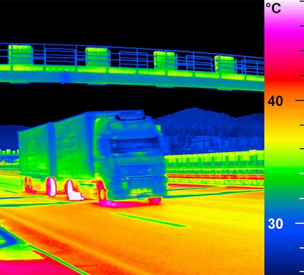 Wärmebild eines Lastwagens, der sich einem Verkehrstunnel nähert