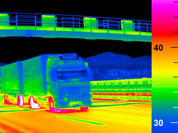 Wärmebild des Lastwagens, der sich einem Verkehrstunnel nähert