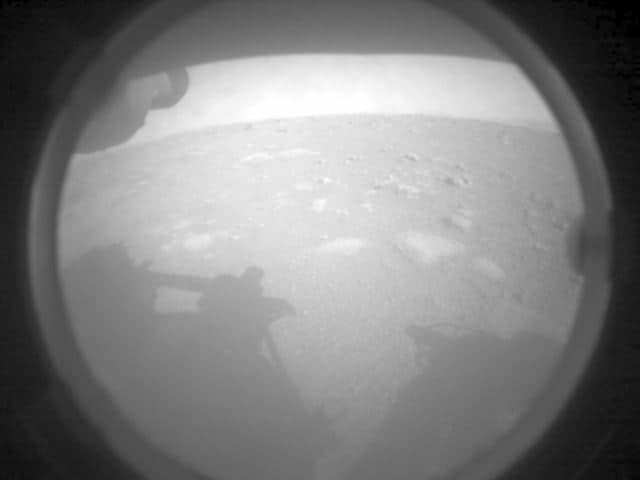 Erstes Bild vom Mars durch HazCam des Rovers Perseverance