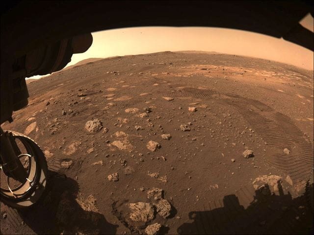 Aufnahme einer Hazcam, während der Rover am 4. März 2021 zum ersten Mal auf dem Mars fuhr.