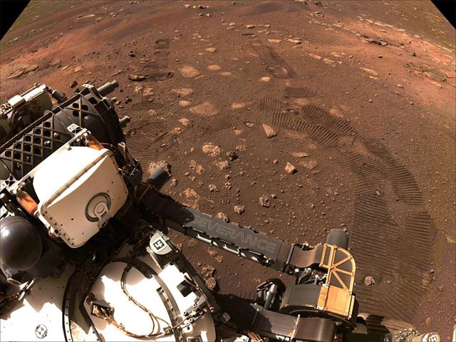 Blick auf den Rover durch die Navigationskameras (Navcams) während der ersten Fahrt des Perseverance-Rovers der NASA auf dem Mars am 4. März 2021.