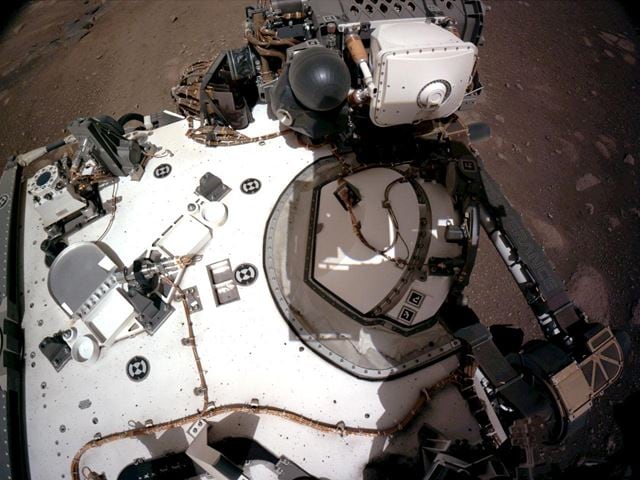 Blick durch die NavCams auf den Rover